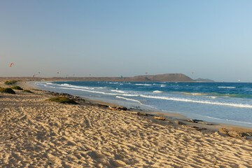 Paysage et voiles de kite-surf sur l'océan à Costa da Fragata, au sud-est de l'île de Sal,...