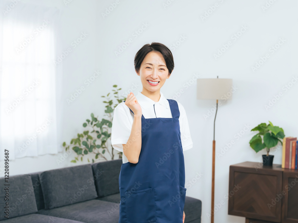 Aufkleber 女性、元気、やる気、ガッツポーズ、家事代行、主婦、エプロン、家政婦、ハウスキーパー、ハウスクリーニング、サポート、サービス、リビングルーム、笑顔、室内、部屋、ポジティブ、モチベーション、アルバイト、パート、仕事、働く、掃除、清掃、清掃員、大掃除、満足、充実、日本人、ミドルエイジ、ミドル、中高年、ハウスキーピング、やりがい、がんばる、努力、応援、挑戦、チャレンジ、目標、コピースペース、広告、求人、カ