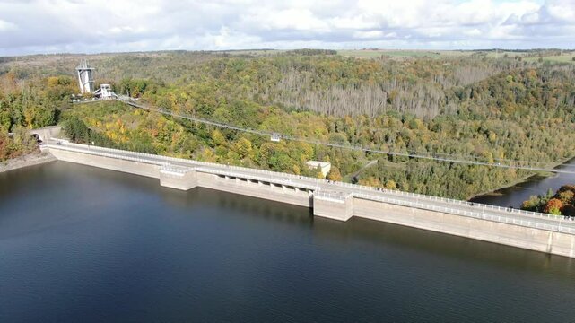 Titan RT und Rappbodetalsperre &ndash; Drohnenaufnahme mit Blick auf H&auml;ngebr&uuml;cke, Megazipline, GigaSwing und die beeindruckende Natur des Harzes
