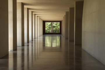 Obraz premium Long corridor with columns and a view