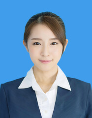 女性の証明写真のサンプル。青背景