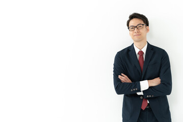腕組みするビジネスマン