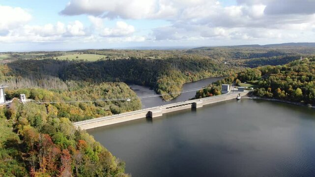 Titan RT und Rappbodetalsperre &ndash; Drohnenaufnahme mit Blick auf H&auml;ngebr&uuml;cke, Megazipline, GigaSwing und die beeindruckende Natur des Harzes