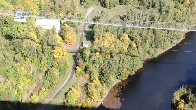 Titan RT und Rappbodetalsperre &ndash; Drohnenaufnahme mit Blick auf H&auml;ngebr&uuml;cke, Megazipline, GigaSwing und die beeindruckende Natur des Harzes