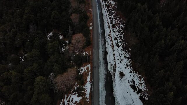 vue a&eacute;rienne d'une route enneig&eacute;e dans les Pyr&eacute;n&eacute;es