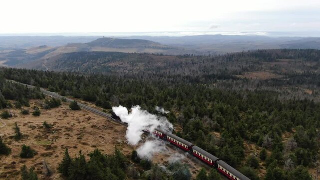 Brockenbahn im Harz &ndash; Dampfeisenbahn durch den Nationalpark mit Blick auf W&auml;lder, Berge und das Brockenplateau