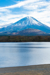【縦写真】富士山と精進湖の風景