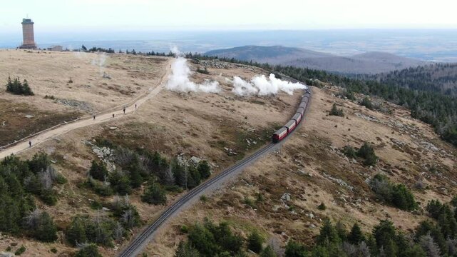 Brockenbahn im Harz &ndash; Dampfeisenbahn durch den Nationalpark mit Blick auf W&auml;lder, Berge und das Brockenplateau