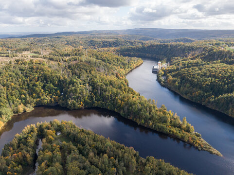 Titan RT und Rappbodetalsperre &ndash; Drohnenaufnahme mit Blick auf H&auml;ngebr&uuml;cke, Megazipline, GigaSwing und die beeindruckende Natur des Harzes