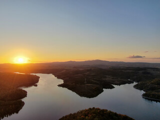 Fototapeta premium Sonnenuntergang im Harz – Stimmungsvolle Aufnahme mit malerischen Farben und Blick auf die Berge und Wälder des Nationalparks