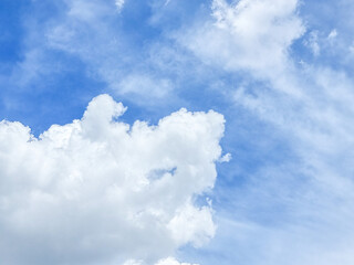 Obraz premium blue sky high shape outdoor abstract group of white clouds background in summer gradient light beauty background. beautiful bright cloud and calm fresh wind air