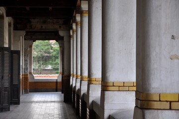 View of the external corridor with many columns.