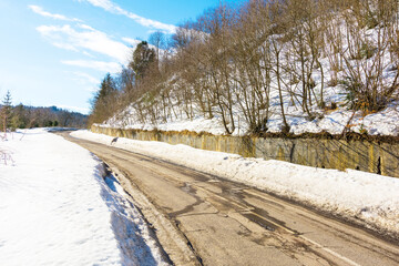 Obraz premium road in carpathian mountains. outoor scenery. sunny day in winter. journey through natural park