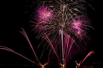 fuochi d'artificio fucsia e oro