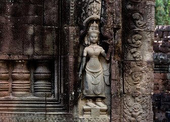 figur femenina con traje de gala