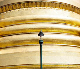 farola sobre estupa dorada