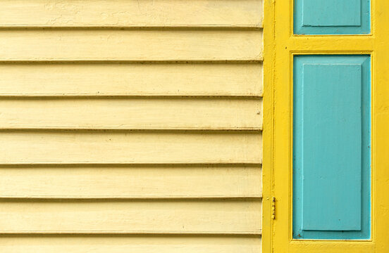 ventana bicolor en los tablones ocres