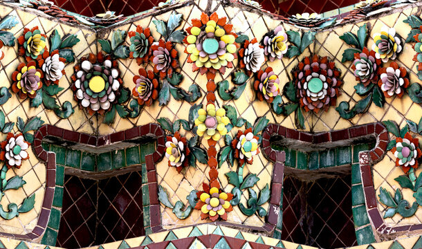 ornamentaci&oacute;n floral en la estupa