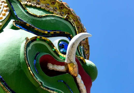 Protector verde con colmillos