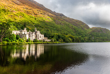 Abbaye de Kylmore, Connemara, Irlande, avec reflet dans le lac