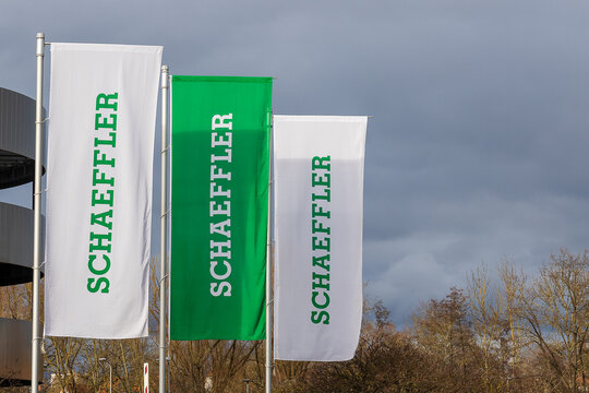 Fahnen mit dem Logo der Schaeffler AG am Standort der Unternehmenszentrale in Herzogenaurach. 