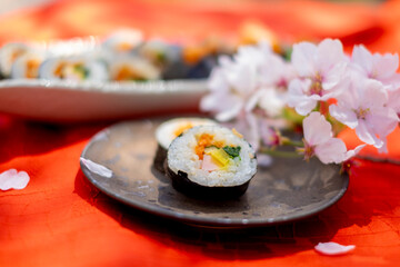 お花見のキンパと天むす