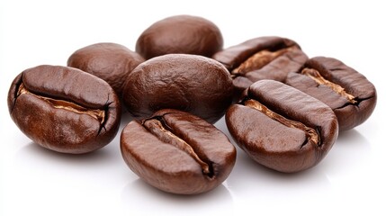 Obraz premium Close-up of freshly roasted coffee beans arranged artfully on a reflective surface, showcasing their rich texture