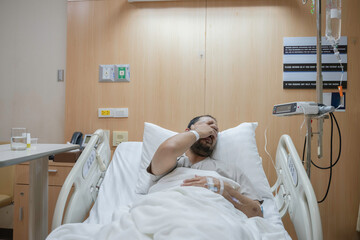 Obraz premium A Hospitalized Patient with Influenza and Gallstones, Receiving IV Therapy and Medications, Under Close Monitoring by Nurses, While Recovering from Abdominal Pain and Surgery