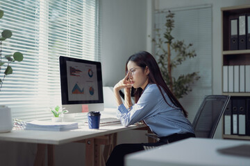 Obraz premium Businesswoman analyzing charts and graphs on computer in modern office