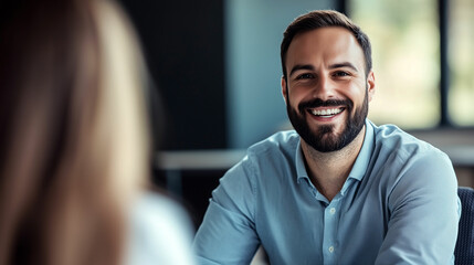 Obraz premium Smiling man engages in conversation during business meeting in modern office setting