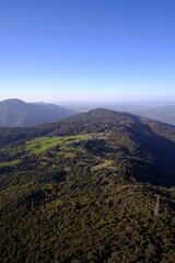 Naklejka premium Beautiful scenic view from the top of a mountain seeing the beautiful skyline of green mountains in Girona, Catalonia