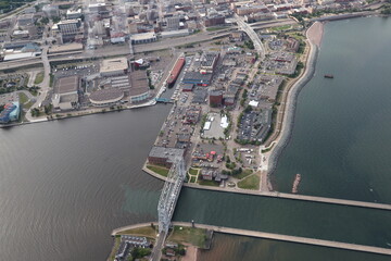 Obraz premium Aerial view of the city of Duluth in northern Minnesota on Lake Superior. 