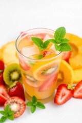 fresh drinks filled with mixed fruit, drinks to break the fast, relaxing drinks on the beach, relaxing drinks at the swimming pool