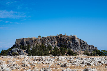 Fototapeta premium Elevated panorama view of majestic Lindos acropolis on a sunny day