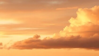 Obraz premium Golden Sunset Cloudscape A Peaceful Evening Scene