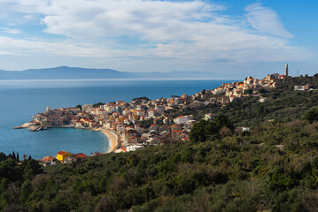 Obraz premium Beautiful coastline and beach near Igran, Podgora in Croatia. View from the road.