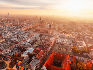 Obraz premium Wawel castle landmark with city view near river in Krakow Poland. Autumn landscape on coast river Wisla.