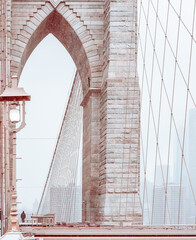 Fototapeta premium New York, USA: silhouette of a person in the arch of Brooklyn bridge 