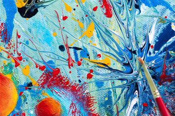 pintura colorida hecha de manchas de pinturas roja, celeste, amarillo