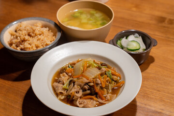肉野菜あんかけと炊き込みご飯