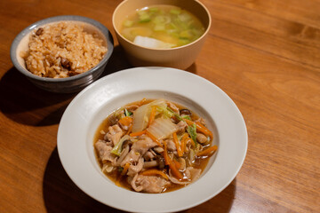 肉野菜あんかけと炊き込みご飯