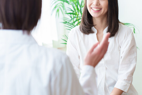 医師の診察を受ける女性