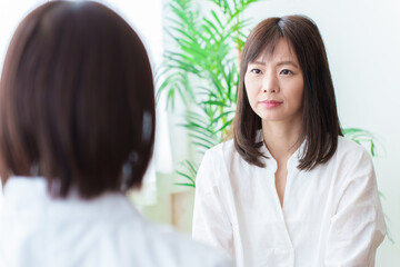 医師の診察を受ける女性患者