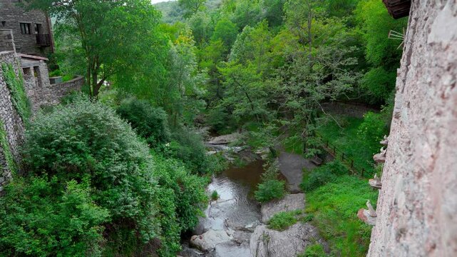 Paisaje de un frondoso bosque con un arroyo desde un pueblo de piedra medieval en la monta&ntilde;as. Situado en los Pirineos, Beget, Gerona, Catalu&ntilde;a, Espa&ntilde;a.