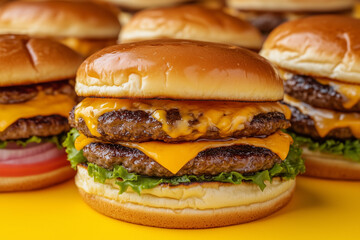Múltiples hamburguesas con queso sobre fondo amarillo