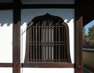 Obraz premium 妙心寺 経蔵の火灯窓 京都市右京区花園