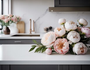 Pfingstrosen in einer modernen, weißen Küche