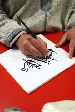 manos expertas escribiendo caligraf&iacute;a &aacute;rabe isl&aacute;mica muy art&iacute;stica y ornamental 