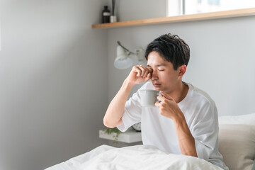 朝起床する男性（睡眠・覚醒・眠り）
