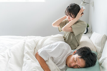 ベッドで夫のいびき・寝言で睡眠不足の妻
